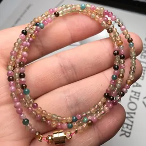 Mehrlagiges buntes Turmalin-Perlenarmband mit Magnetverschluss an der Hand gezeigt