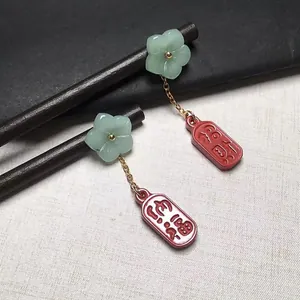 Detailaufnahme einer chinesischen Fuchs-Zinnober-Haarnadel mit floralen Elementen