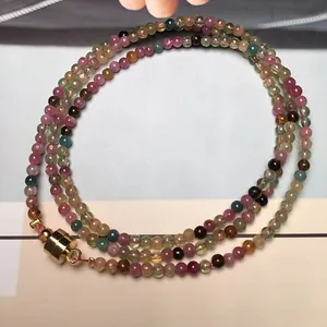 Makroaufnahme von mehrlagigem buntem Turmalin-Perlenarmband mit goldenem Magnetverschluss