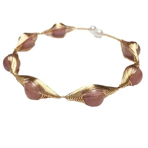 Brazalete de cuarzo fresa hecho a mano con alambre de oro de 14K y perlas