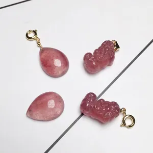 Ciondolo in quarzo fragola sangue di piccione con Pixiu e goccia d'acqua in oro