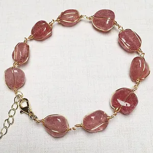 Détail du bracelet fait main en cristal de fraise enveloppé de fil d'or 14K avec fermoir