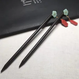 Klassische chinesische Haarnadeln mit rotem Zinnober-Anhänger und grüner Jadestil-Blüte