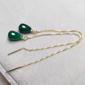 Eleganti orecchini a catena d'oro con pendenti in malachite verde a forma di goccia