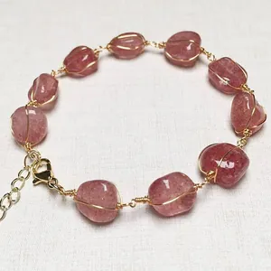Détail du bracelet fait main en quartz fraise avec fil de fer enveloppé d'or 14K