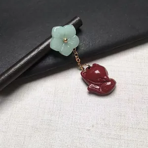 Haarnadel im Vintage-Stil mit Jadeblume und rotem Zinnober-Fuchshänger auf Holzstab
