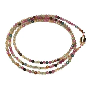 Mehrreihiges Armband aus bunten Turmalinperlen mit goldenem Magnetverschluss auf Weiß