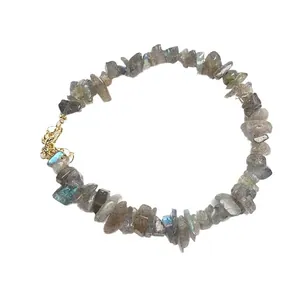 Natuurlijke labradoriet splitarmband met verstelbare goudkleurige ketting en karabijnsluiting