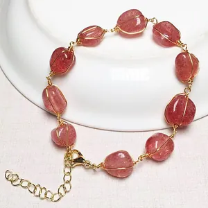 Détails du quartz fraise serti de fil d'or 14K avec fermoir mousqueton et chaînette