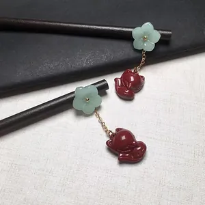 Traditionelle grüne Blumen und rote Zinnoberfuchs Ohrringe mit Goldkette