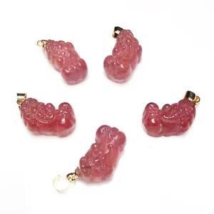 Set di cinque ciondoli pi xiu in quarzo fragola rosso con anelli dorati su sfondo bianco