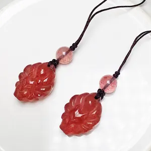 Colgante de Zorro de Nueve Colas en Cuarzo Fresa rojo tallado con cordón negro y cuenta
