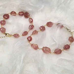 Bracelet artisanal en quartz fraise avec fil doré 14K et pierres naturelles roses