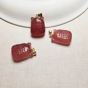 Détails de trois pendentifs en cristal de fraise rose avec attaches dorées