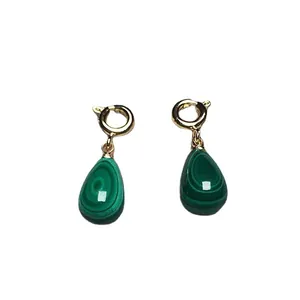 Orecchini a cerchio dorati con pendenti in malachite a goccia su sfondo bianco