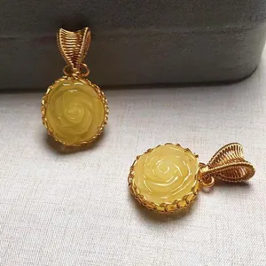 Detail van twee handgemaakte 14K goud gevulde amberen roos bloem hangers