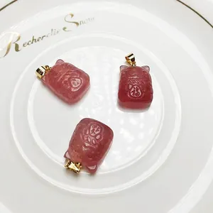 Détails de trois pendentifs Maneki-Neko en quartz fraise avec attaches dorées