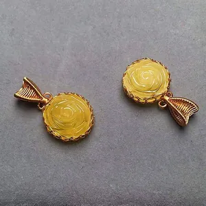 Detail van gele bijenwas roos hangers met handgemaakt 14K goud gevuld draad gewikkeld