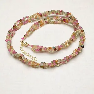 Détail du collier de perles en cristal multicolore avec fermoir mousqueton doré et extension