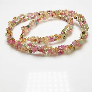 Détail du collier de tourmaline naturelle avec perles colorées et fermoir mousqueton doré