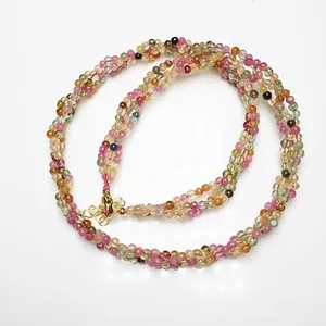 Vue détaillée du collier multi-rangs en tourmaline naturelle avec fermoir mousqueton doré