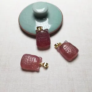 Pendentifs raffinés en quartz fraise rose avec fermoir doré sur fond de lin doux