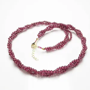 Vue détaillée du collier de perles de grenat torsadé avec fermoir mousqueton doré