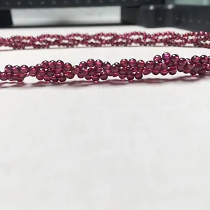 Vue rapprochée du collier de grenat à plusieurs rangs avec perles en cristal rouge foncé