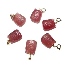 Pendentifs chat en quartz fraise avec attaches en métal doré sur fond blanc