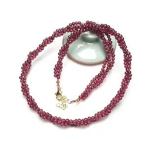 Détail du collier de perles de grenat à plusieurs rangs avec fermoir mousqueton doré