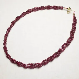 Collier de perles de grenat torsadé à trois rangs avec fermoir mousqueton doré