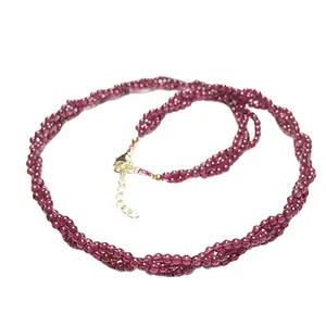 Collier de grenat à trois rangs torsadés avec perles facettées rouge foncé et fermoir doré