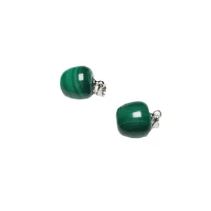 Elegante Malachit-Apfel-Ohrstecker mit grünen Streifen in silberner Fassung verarbeitet