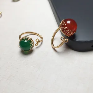 Handgefertigte, mit 14K Gold gefüllte verstellbare Ringe mit grünen und roten Achatperlen