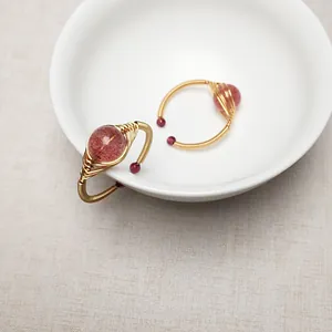 Detail von 14K goldgefüllten drahtumwickelten Ringen mit Erdbeerquarz-Steinen