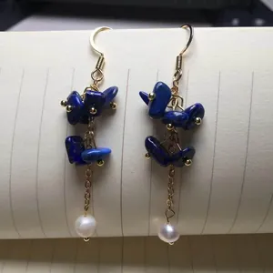 Ohrhänger mit Lapislazuli-Splittern, Süßwasserperlen und vergoldeten Ohrhaken