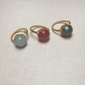 Detailansicht handgefertigter Ringe mit 14K Golddraht-Umwicklung und Edelsteinperlen