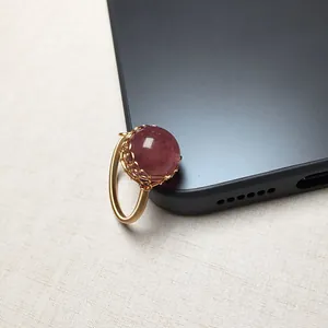 Detail eines mit 14K Golddraht umwickelten Rings mit rötlich-violettem Edelstein