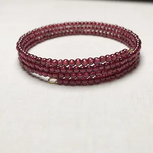 Vue macro détaillée du bracelet en perles de grenat multicouches avec fermoirs dorés