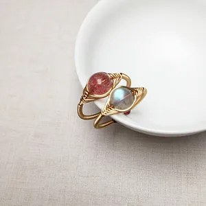 Detailansicht handgefertigter Ringe mit Erdbeerquarz und Labradorit in 14K Goldlegierung