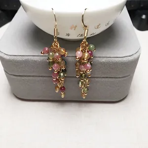 Dettaglio degli orecchini a grappolo con tormaline colorate e ganci placcati oro 14K