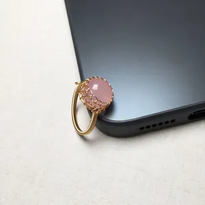 Makro-Detail des handgefertigten Rosenquarz-Rings mit 14K Golddraht-Wickeltechnik