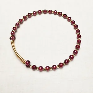 Détail du bracelet en perles de grenat avec tubes et accents en plaqué or 14 carats