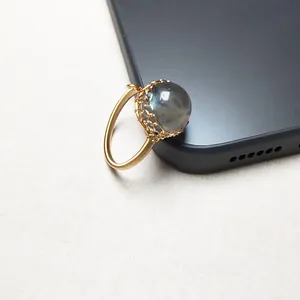 Detail eines mit 14K Gold gefüllten, drahtumwickelten Rings mit großem grauem Achat