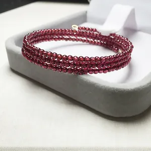 Bracelet triple tour en grenat avec pierres rouge vin et fermoir doré dans son écrin