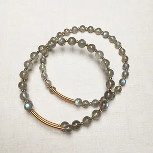 Bracelet en labradorite naturelle avec reflet bleu et accents plaqués or 14 carats