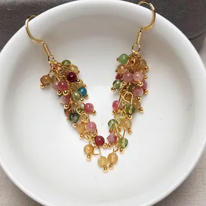 Orecchini pendenti in tormalina con ganci placcati oro 14K in una ciotola ceramica