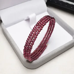 Bracelet spirale à trois couches en perles de grenat rouge foncé dans un écrin en velours