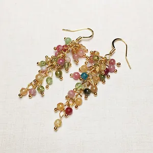 Dettaglio di orecchini a nappa in tormalina multicolore con ganci placcati in oro 14K