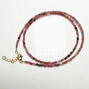Détail du collier de perles de tourmaline colorées avec fermoir mousqueton doré réglable
